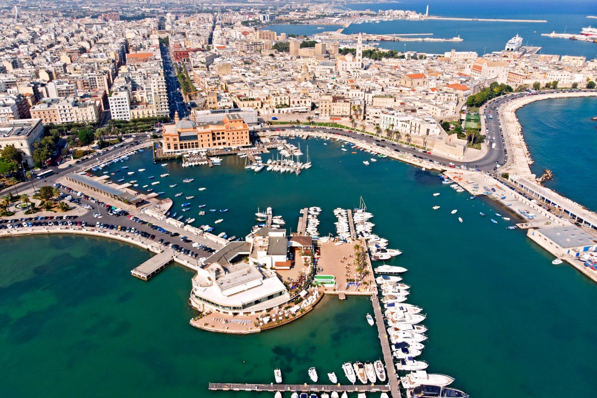 Bari vista dall'alto  Estate da record per la Puglia: con 10 milioni di presenze superato il 2019