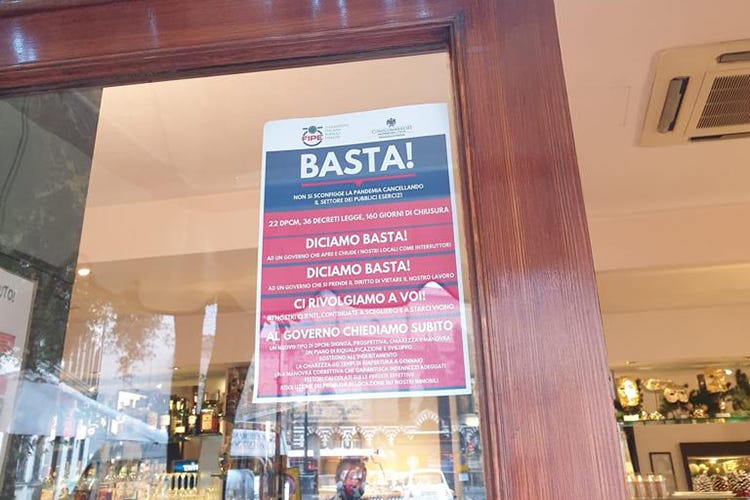 Il manifesto di protesta - Roma, protesta per la zona nera Ma i ristoranti non fanno squadra