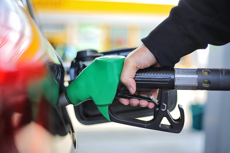 Quanto pesa il costo della benzina - Costo carburanti, Italia in top ten. Spesa grava su famiglie e imprese