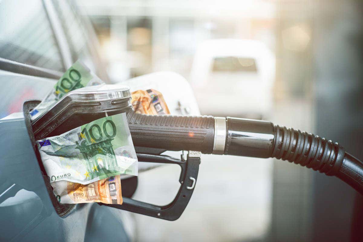 La benzina cresce ancora: fino a 2,50 euro al servito e le accise sono più della metà