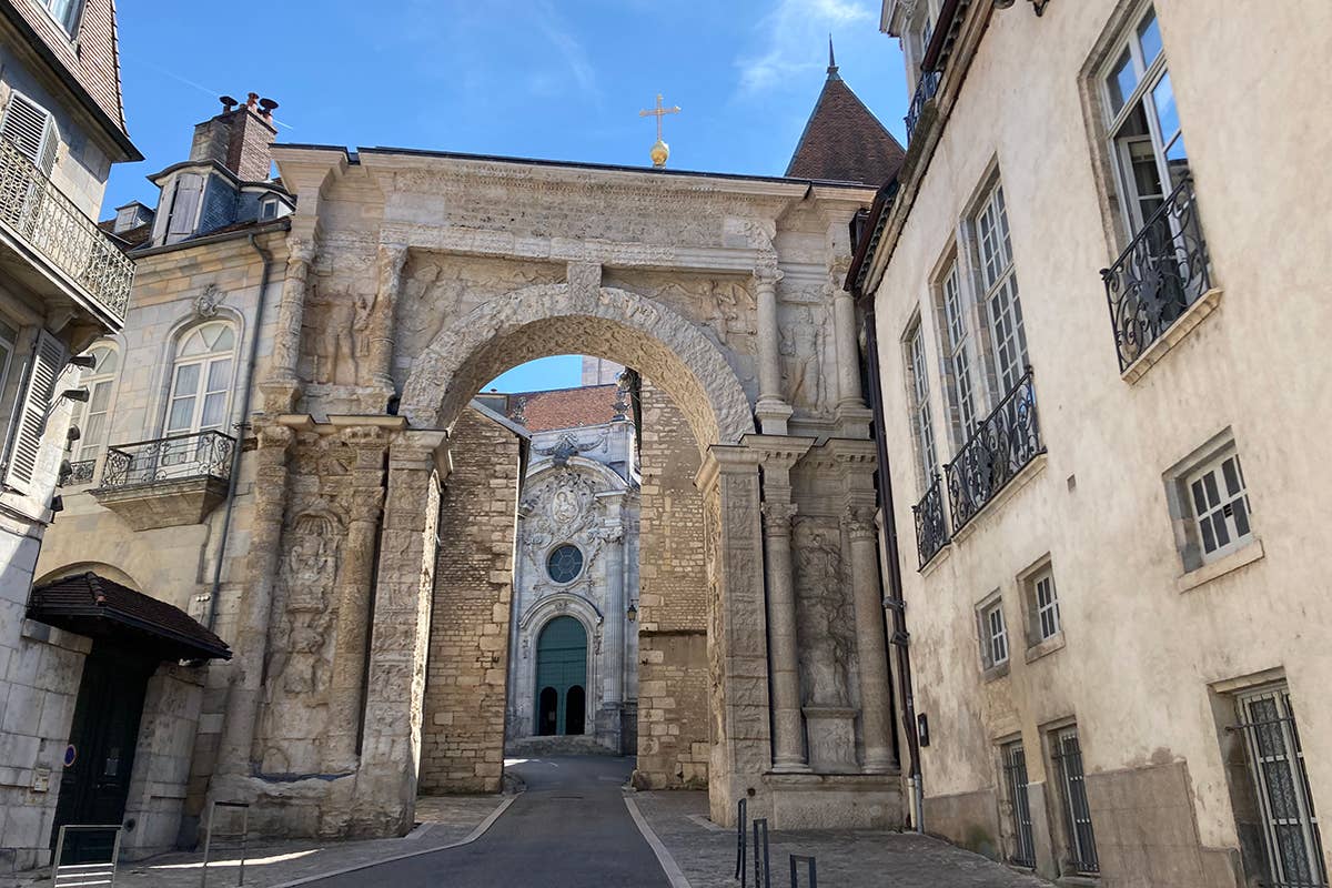 Porta Nera A Besançon con un piede nella storia