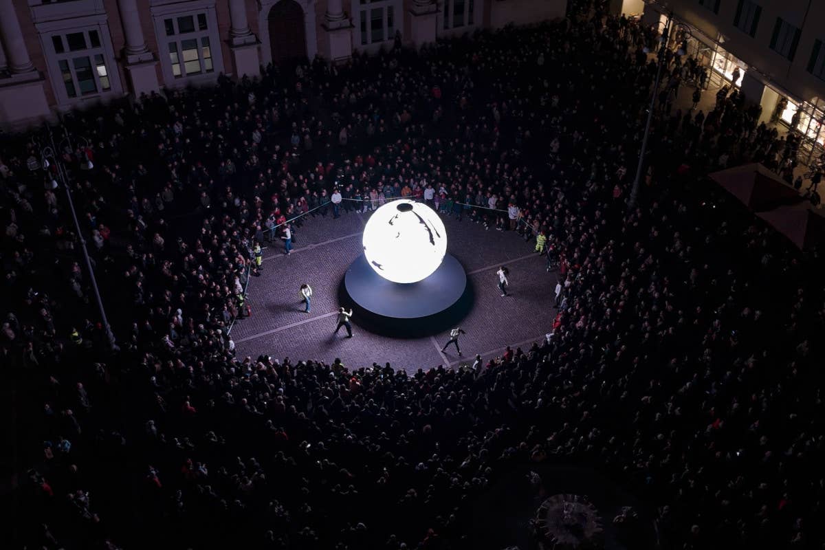 Pesaro accende la Capitale della cultura con la Biosfera, simbolo della città