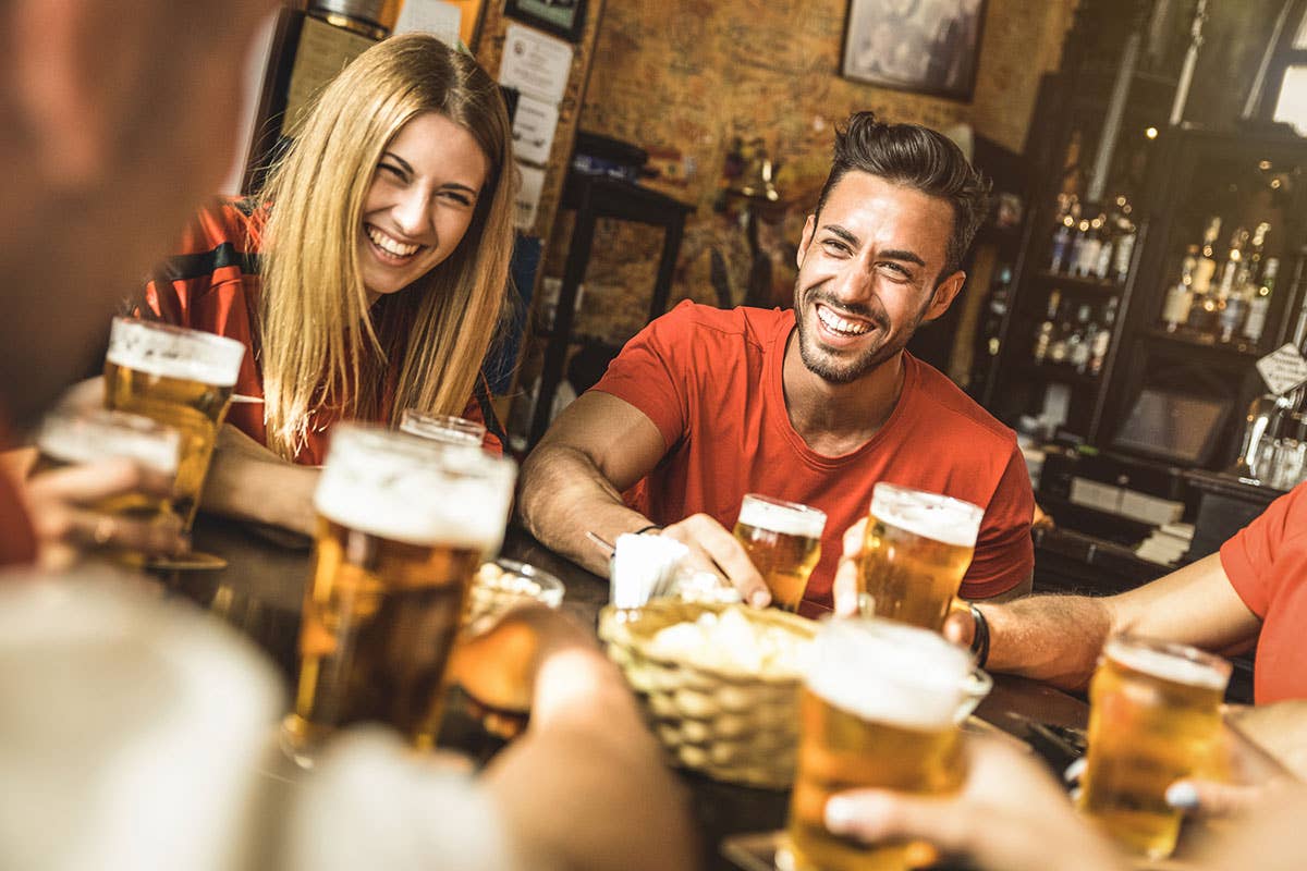 Una birra in compagnia I locali del cuore fanno sentire gli italiani