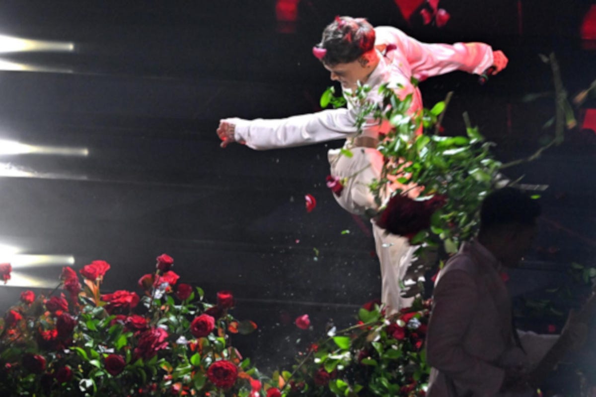 Balanco che distrugge i fiori a Sanremo. Foto: Tgcom24 Sanremo calci ai fiori e “contadini falliti”: agricoltori in rivolta