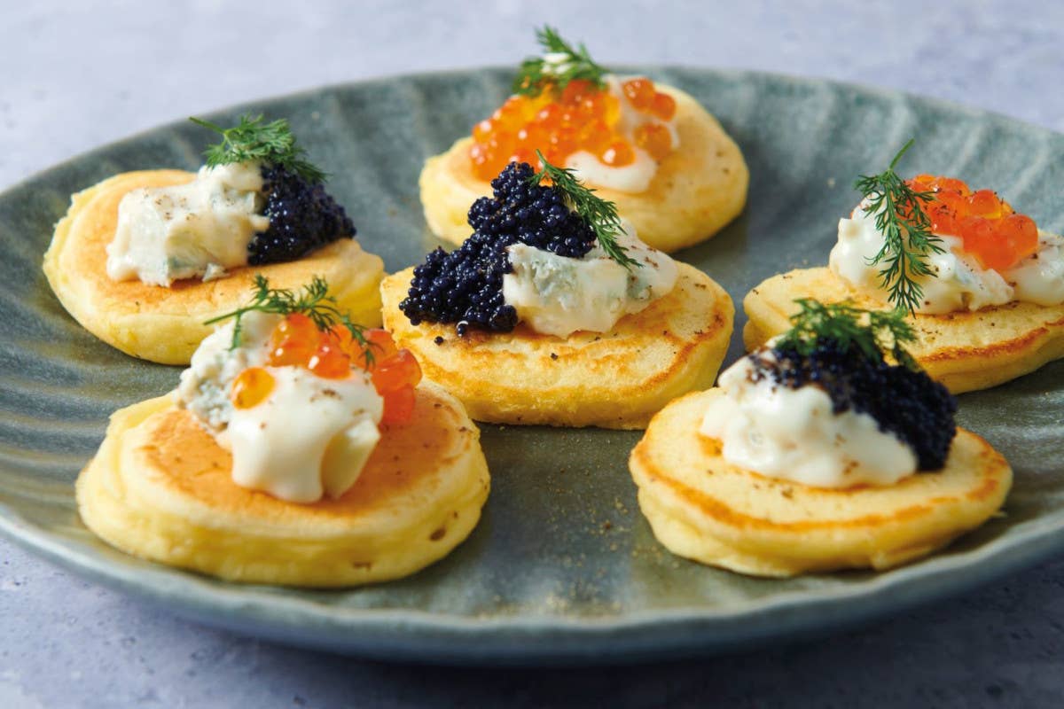 Blinis con crema al gorgonzola Dop, uova di pesce e aneto