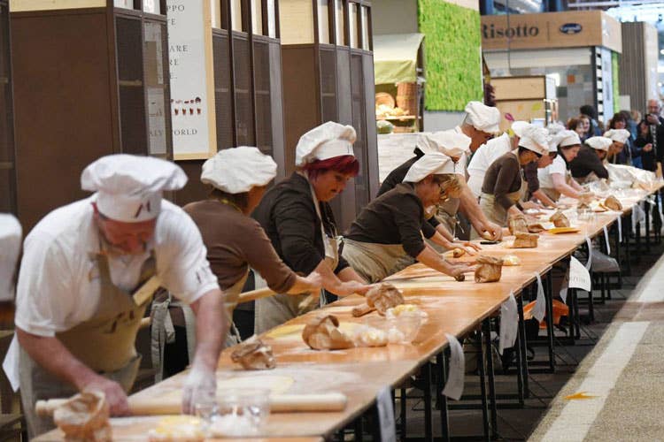 (A Bologna la pasta si tira a mano Buttuto il record mondiale di sfoglia)