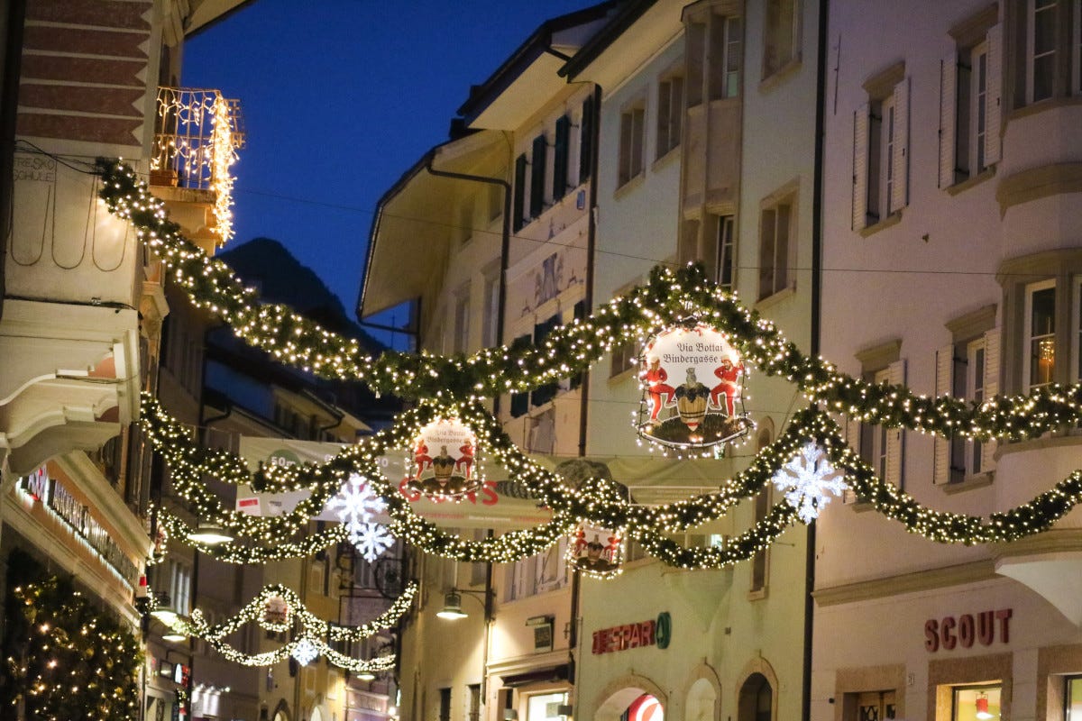 Le luminarie (foto Roberta Rotta) Tradizione, emozioni magia: riapre il Mercatino di Natale di Bolzano