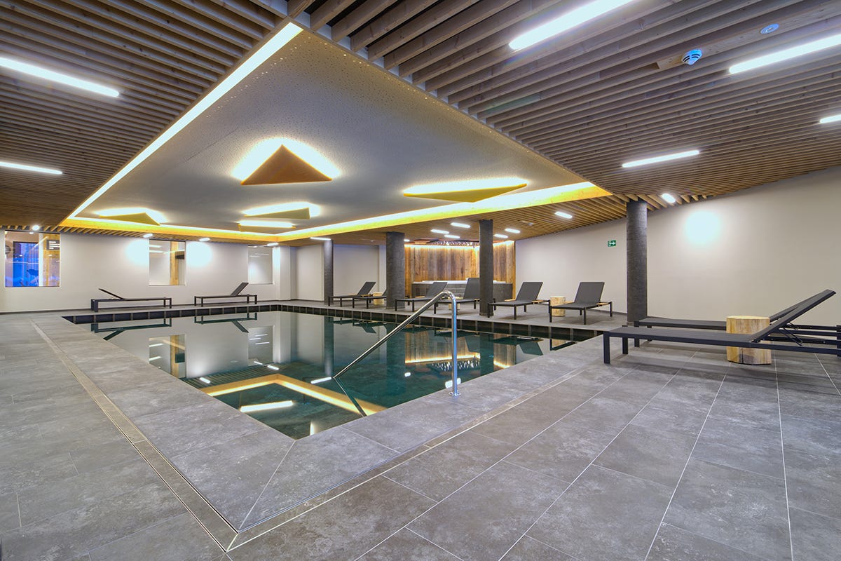 La piscina interna Il bello della neve a marzo al Bonfanti Design Hotel di Chienes
