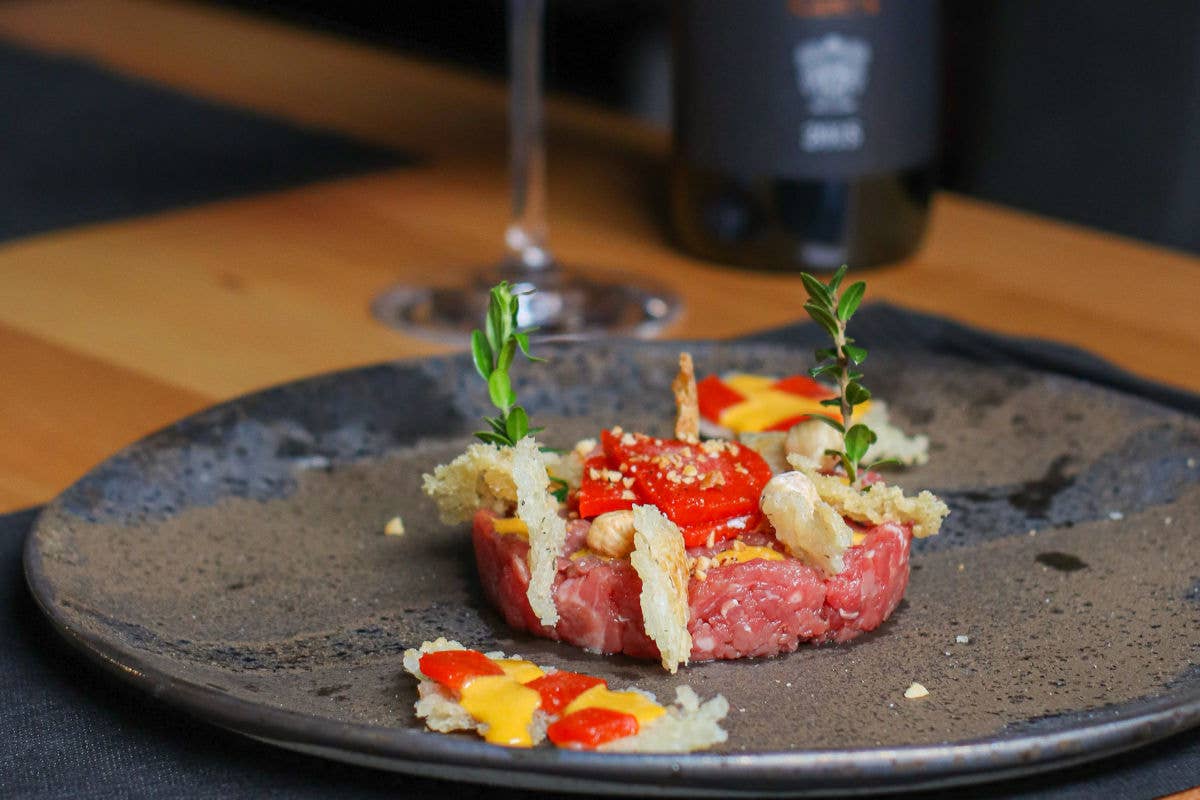 Texture Urbana è il piatto del ristorante Passaparola Bottega Contemporanea: una cialda di riso dalla texture non omogenea, una tartare di fassona servita con crema all’uovo, gelatina di peperoni e granella di nocciole 