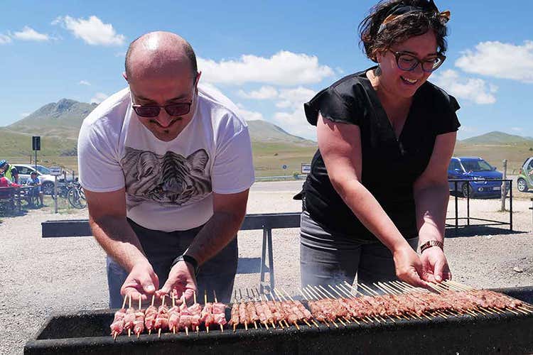 Maurizio e Agnese alla brace - Bracevia, arrosticini a regola d&rsquo;arte