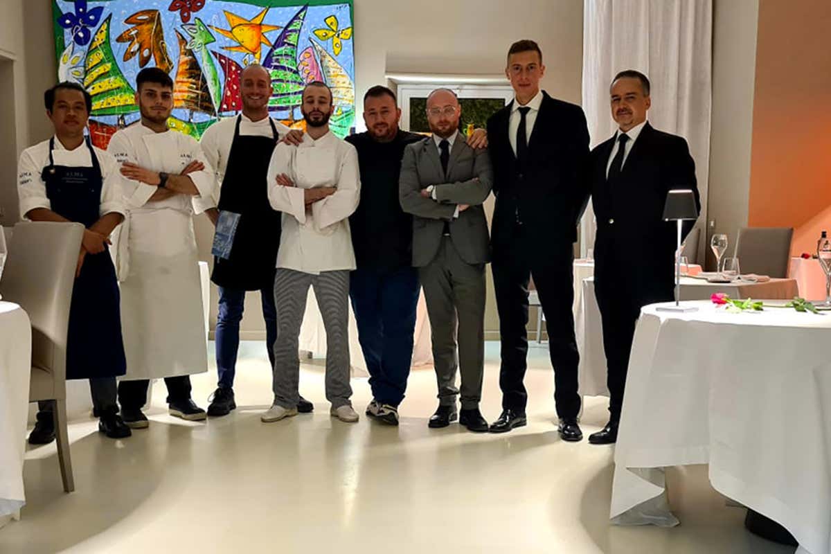 Le brigate di cucina e sala del Massimo Carleo Restaurant La cucina di Massimo Carleo: armonia ed emozioni Le brigate di cucina e sala del Massimo Carleo Restaurant La cucina di Massimo Carleo: armonia ed emozioni