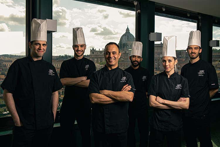 William Anzidei con la brigata Una terrazza per resistere alla crisi L'Atlante hotel di Roma cambia pelle