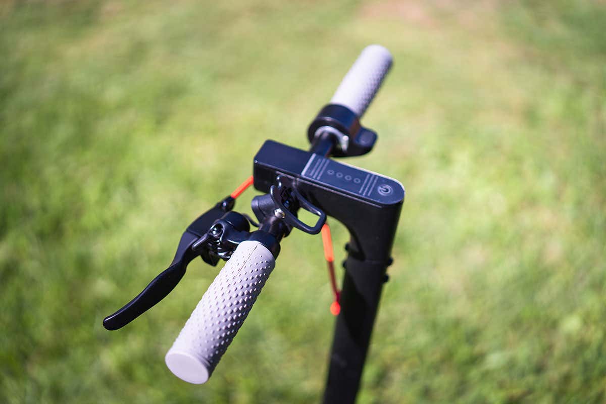 Il manubrio Monopattino elettrico, il bello di viaggiare in citt&agrave; da una posizione privilegiata