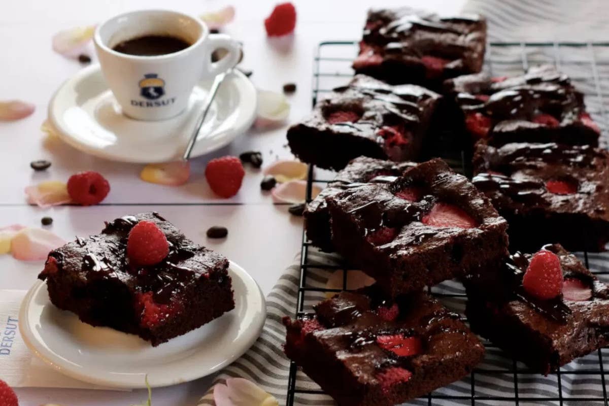 Espresso brownies al cioccolato con lamponi e fragole da Dersut Caffè L'espresso d'estate non è solo caffè con ghiaccio: ecco le ricette dei professionisti