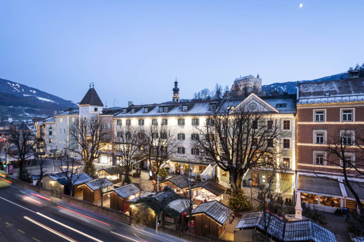 Brunico, in Alto Adige, si illumina di magia natalizia con i mercatini