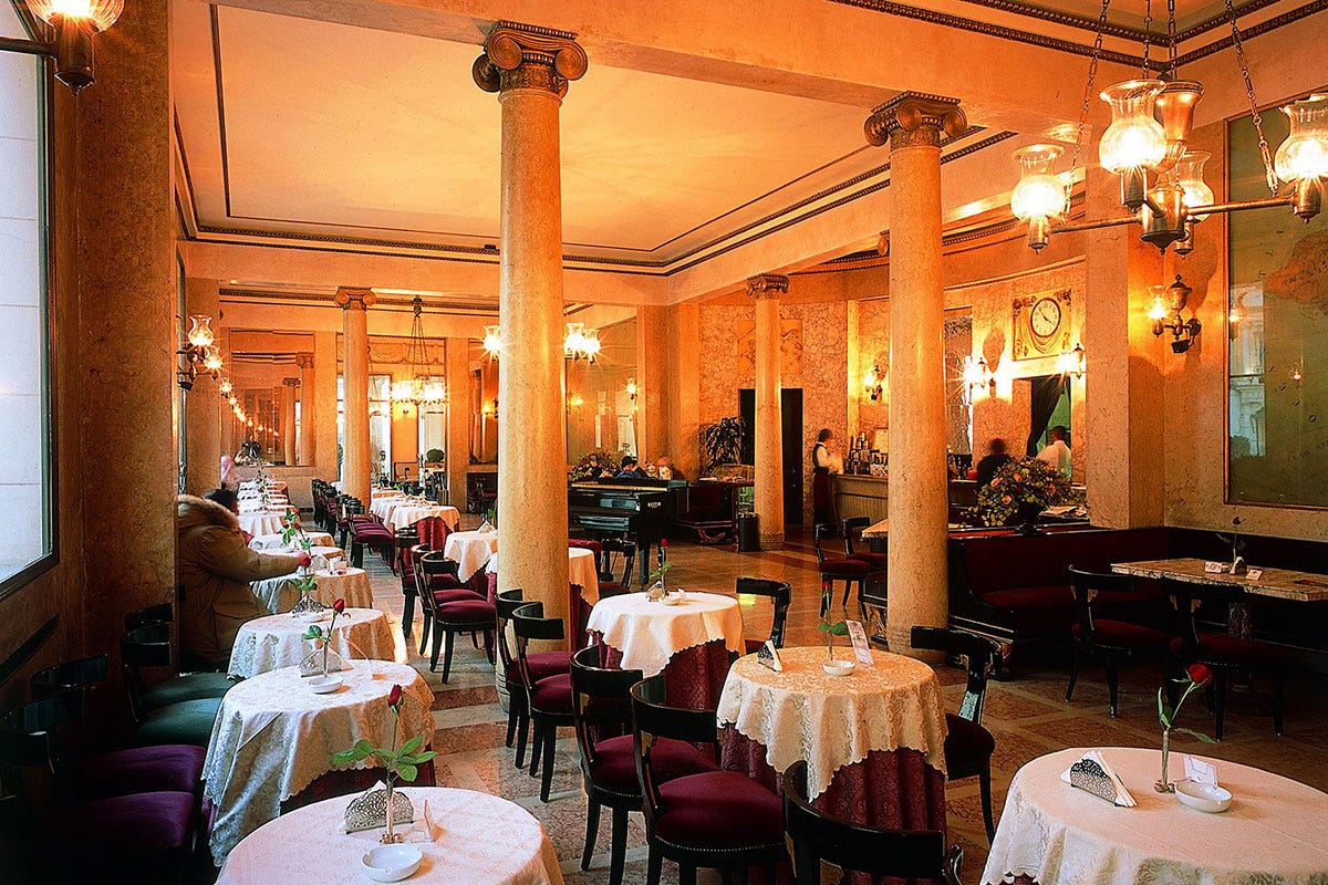 I tavoli interni del Caffè Pedrocchi Caffè Pedrocchi, a Padova festa peri 190 anni del locale