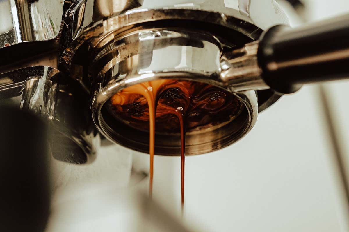 Perché i grandi ristoranti servono ancora caffè mediocre? La crepa che rovina l’esperienza Perché i grandi ristoranti servono ancora caffè mediocre? La crepa che rovina l’esperienza