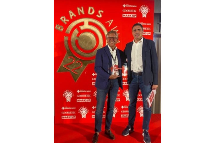 Paolo Raisa ritira il premio da Moreno Morello  Vecchio Amaro del Capo Red Hot vince il Brands Award 2022