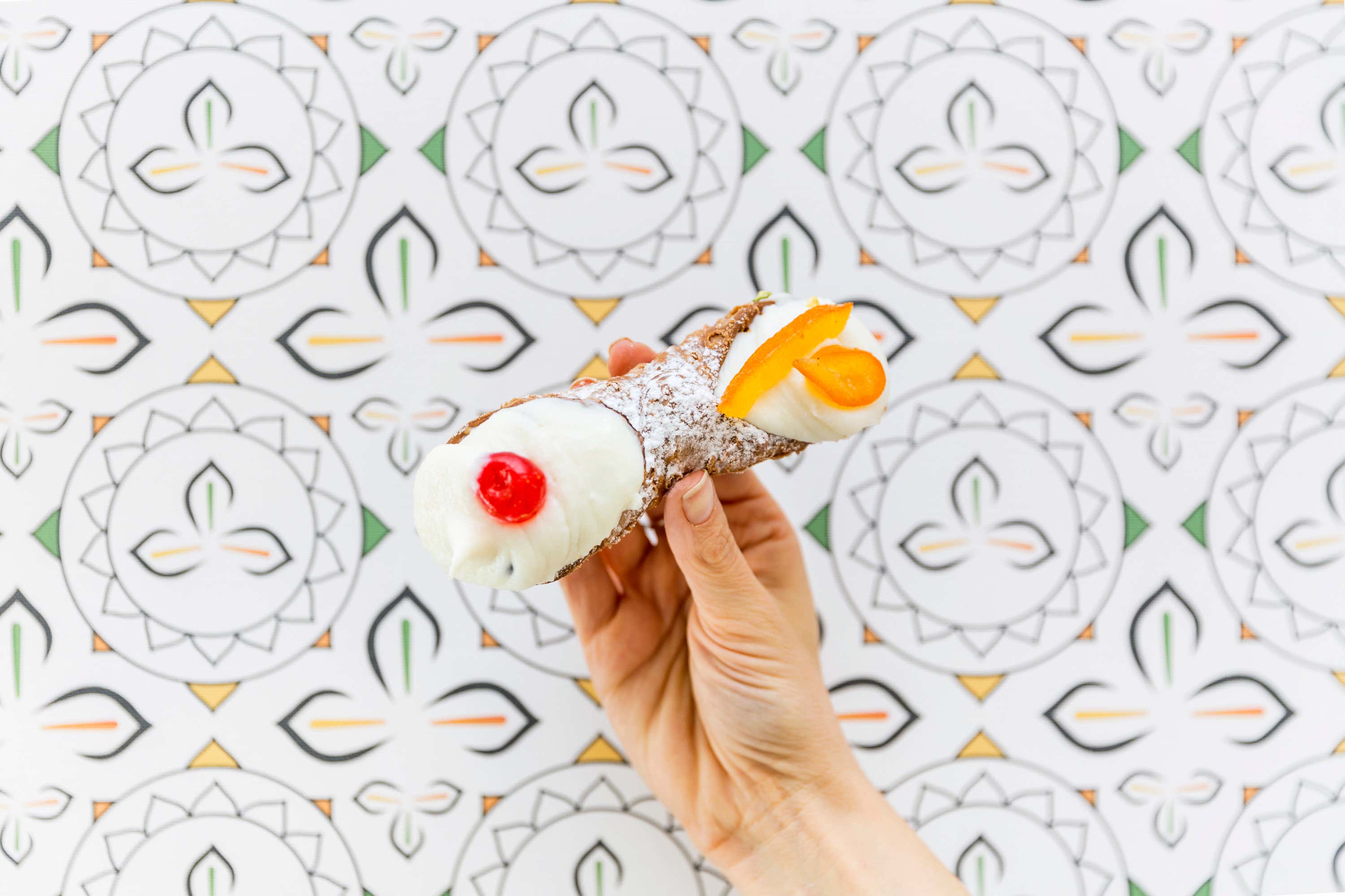 Un cannolo siciliano Cannoleria Sicialiana, sesto store E nel 2021, si crese col franchising