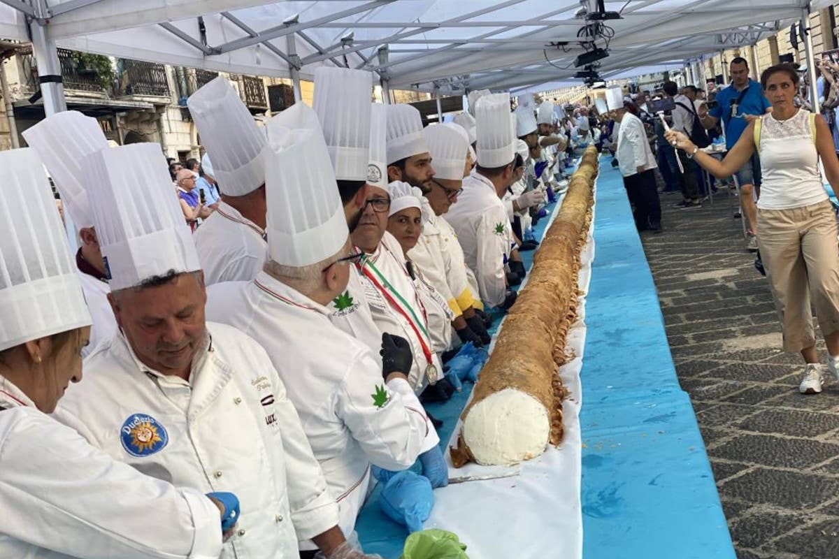 A Caltanissetta un cannolo da record: 21 metri e 43 centimetri