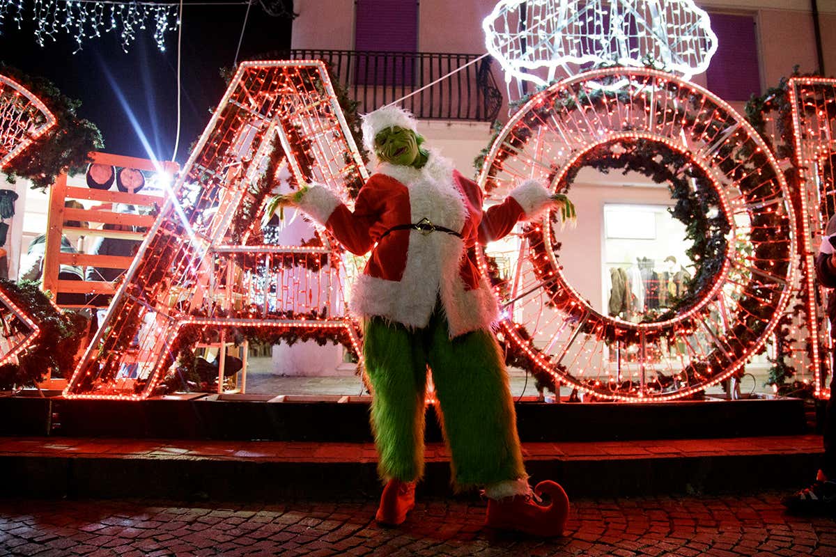 Chinonsò arriva a Caorle: il villaggio del Grinch invade le calli storiche Chinonsò arriva a Caorle: il villaggio del Grinch invade le calli storiche