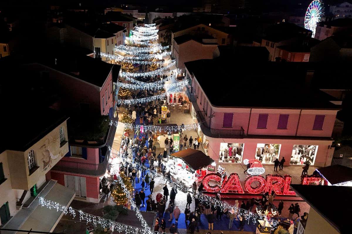 Chinonsò arriva a Caorle: il villaggio del Grinch invade le calli storiche Chinonsò arriva a Caorle: il villaggio del Grinch invade le calli storiche