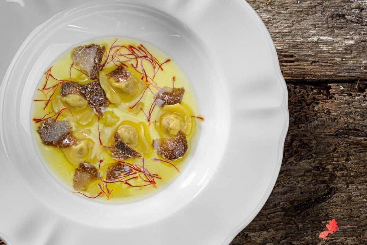 Cappelletti in brodo di gallina, zafferano e tartufo bianco