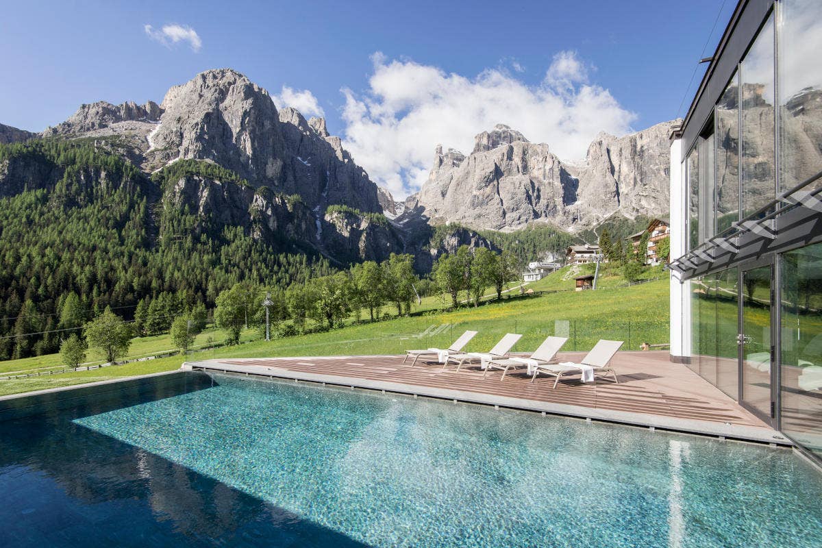 Le Dolomiti sullo sfondo dell'hotel Cappella Un tuffo nella natura: dieci piscine outdoor con vista panoramica in tutta Italia