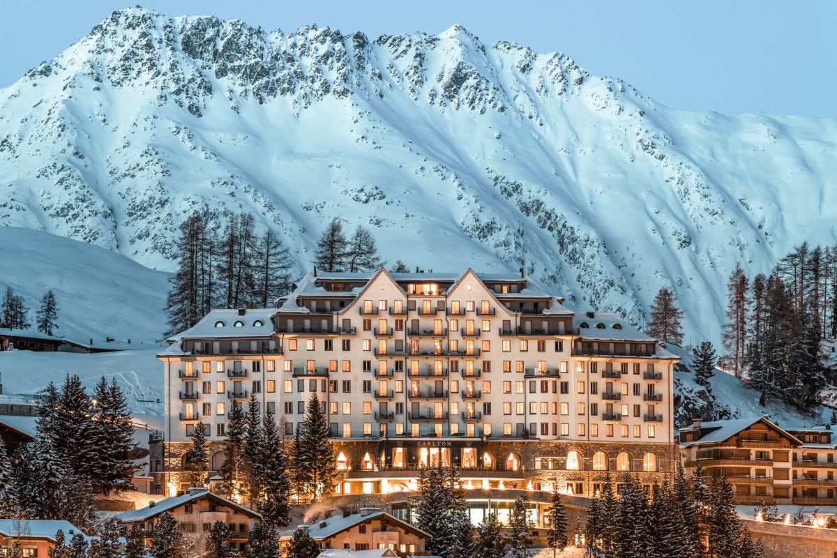 L'inverno al Carlton Hotel di St Moritz è al chiaro di luna 