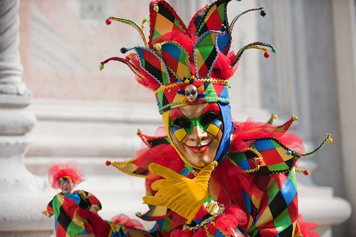 In Italia abbiamo molti carnevali famosi In Italia non si rinuncia al carnevale tra maschere, sfilate ridotte e dolci