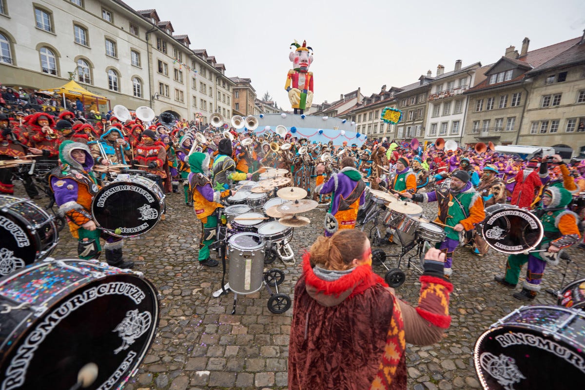 Il Carnevale dei Bolzes a Friburgo  Dal Rabadan a quello hawaiano: gli stravaganti Carnevali svizzeri
