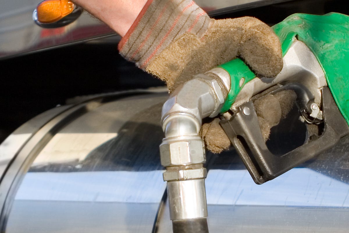 Carburanti, lieve calo per i prezzi di diesel e benzina