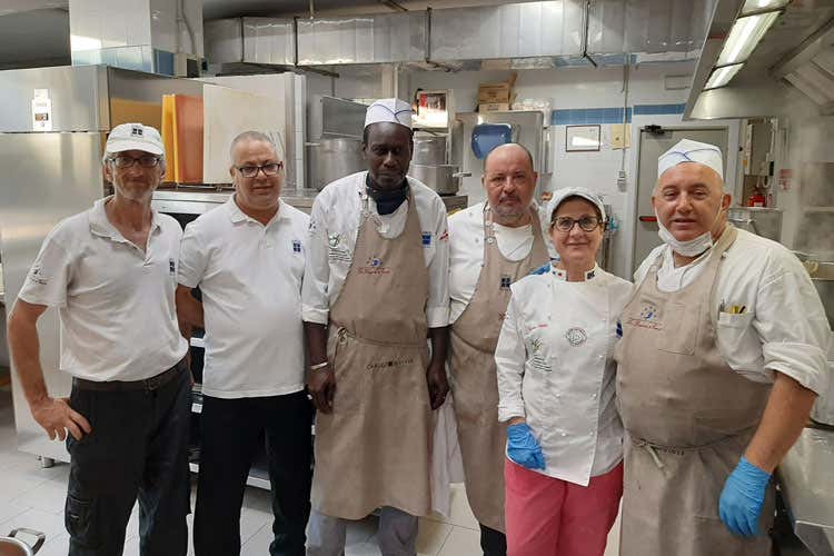 La brigata del ristorante dell'Ecoresort Le Siren&eacute; - Vacanze d'autunno in Salento negli alberghi del Gruppo Caroli