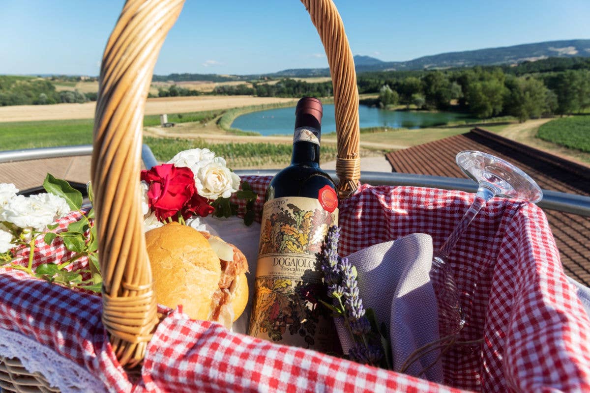 Merenda vista lago Carpineto Alla Tenuta del Vino Nobile di Carpineto i protagonisti sono street food e wine