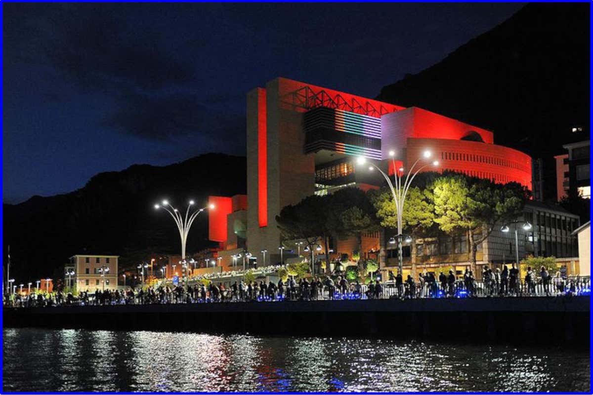 AdmCom SRL, CC BY-SA 3.0, via Wikimedia Commons&nbsp; Casin&ograve; di Campione by night&nbsp; Le sale da gioco oggi: innovazione digitale, eventi e buona tavola