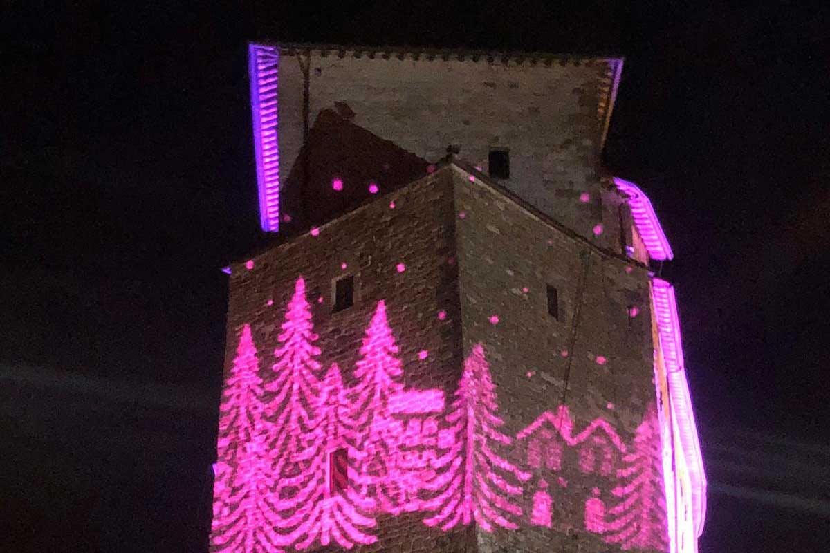Il Castello di Frontone addobbato per le feste I Grand Tour delle Marche fa tappa nel borgo di Frontone per celebrare il Natale