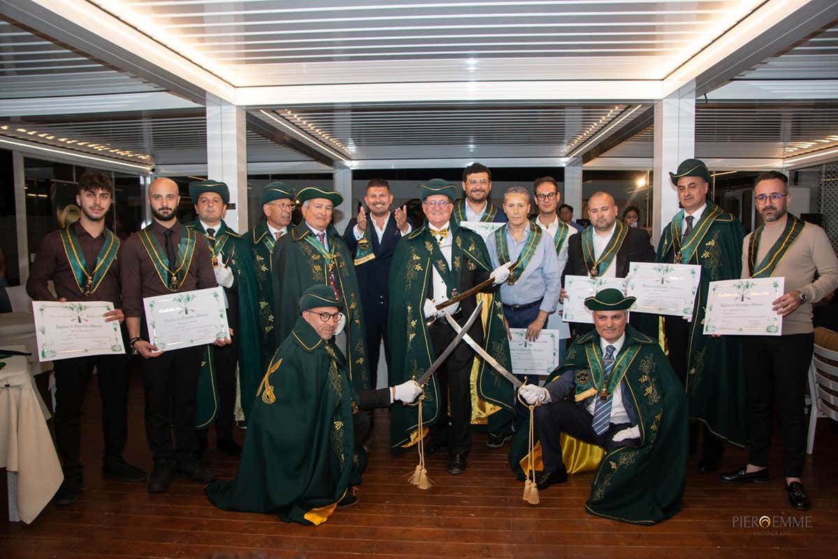 I nuovi cavalieri della Confraternita appena nominati Il Club del Sabrage sceglie la Calabria