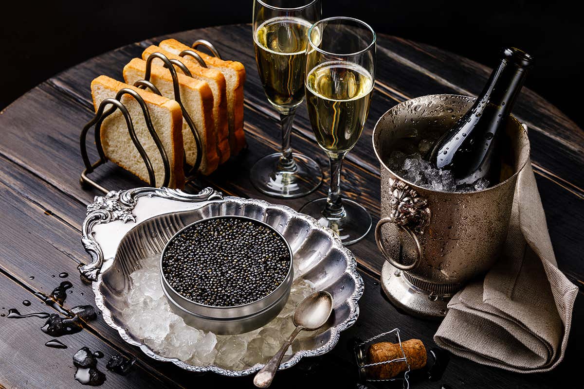 Un calice di bollicine è tra gli abbinamenti più classici con il caviale Sulle tavole delle feste non può mancare il caviale