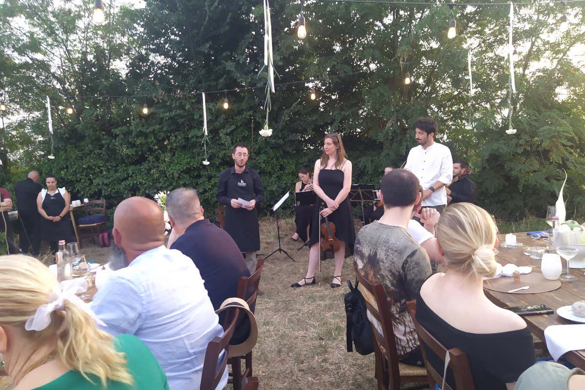 Metti una cena in vigna, lontani dal caldo e sotto un cielo di stelle