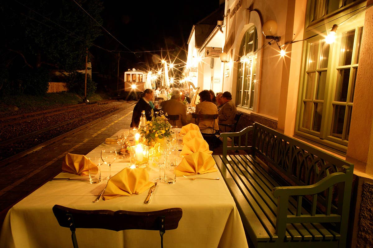 Cene gourmet alle stazioni toccate dal passaggio dello storico trenino. Foto: Toursimusverein Ritten, Frieder Blickle 