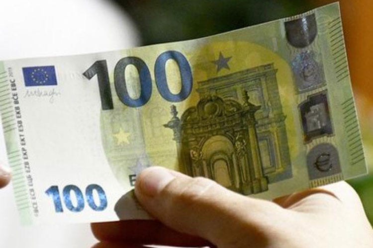1 евро 100 рублей. 100 Евро фальшивка. Обмен 100 руб на 100 евро. 100 Евро в руках. 27 Евро.