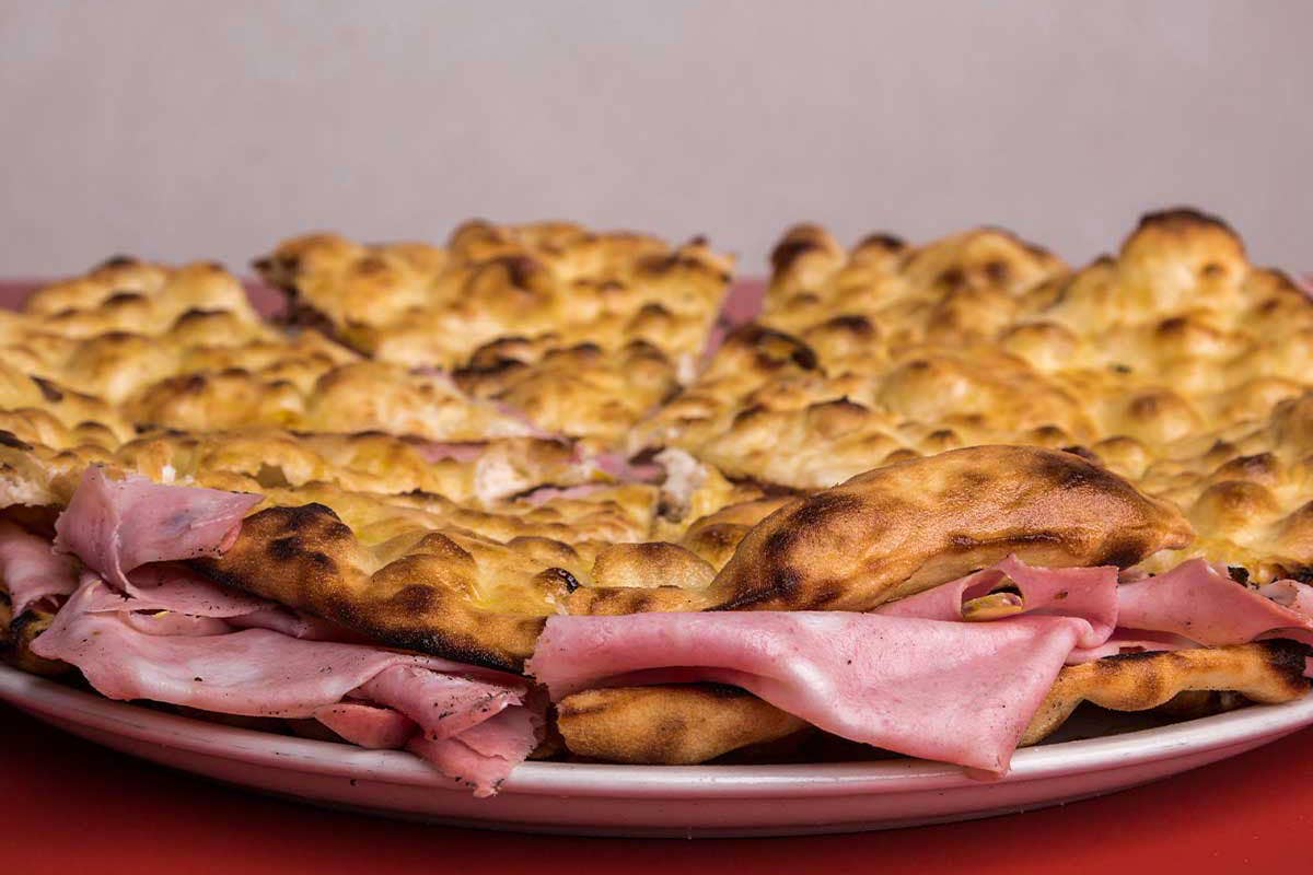 La pizza romana esce da Roma: è tempo della sfida con la napoletana?