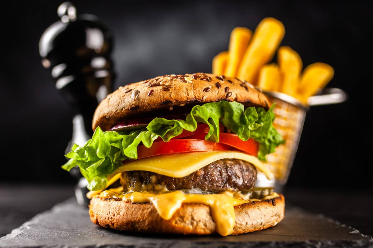 Cheeseburger, negli Usa l'inflazione fa schizzare il prezzo a 22 dollari