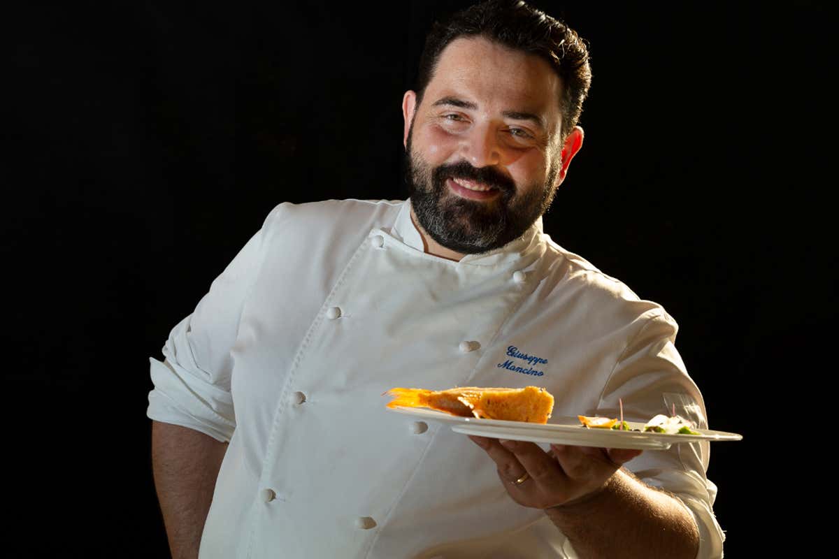 Giuseppe Mancino Lo stellato Giuseppe Mancino in cucina per un Pasqua solidale