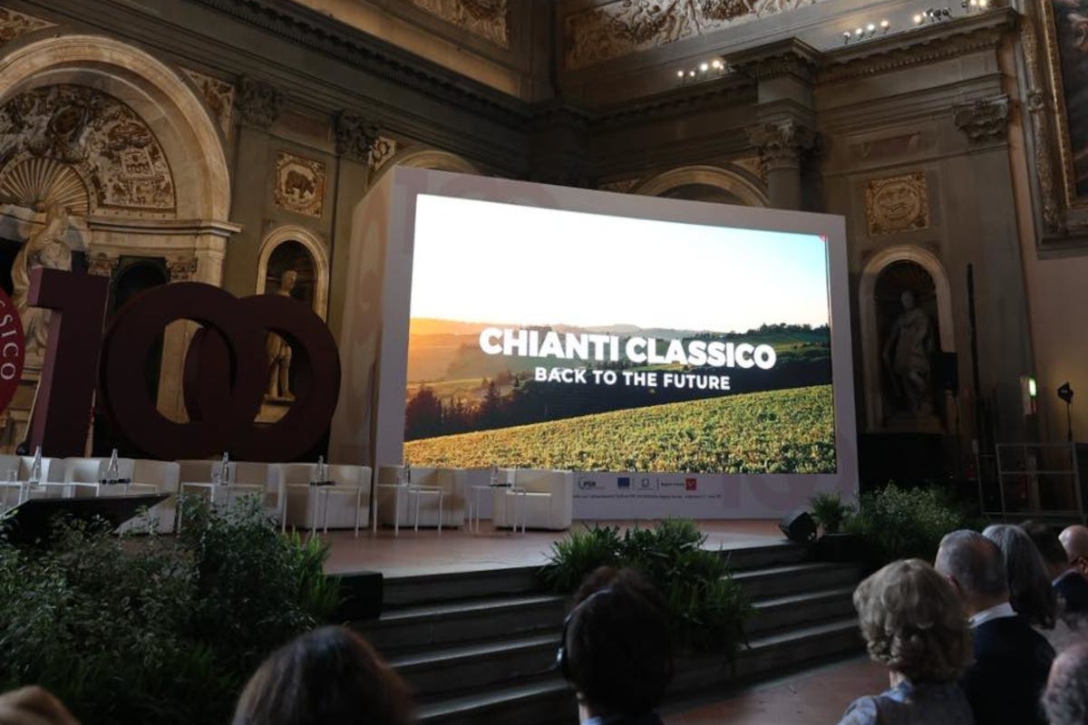 Chianti Classico: 100 anni di storia e un futuro sostenibile per un vino iconico