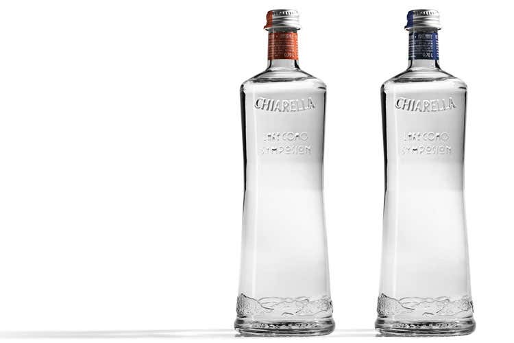 Le nuove bottiglie di Acqua Chiarella - Palmeri scolpisce il Lago di Como sulle bottiglie di Acqua Chiarella