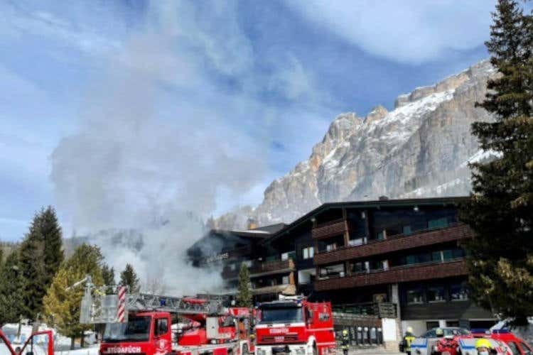 L'incendio e l'intervento dei vigili del fuoco a San Cassiano In fiamme il Ciasa SalaresUn hotel gioiello dell'Alta Badia L'incendio e l'intervento dei vigili del fuoco a San Cassiano In fiamme il Ciasa SalaresUn hotel gioiello dell'Alta Badia