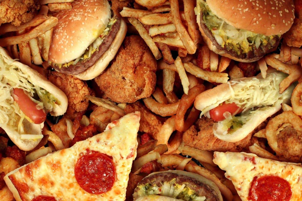 Il cibo spazzatura aumenta il rischio di tumori a bocca e gola Il cibo spazzatura aumenta il rischio di tumori a bocca e gola