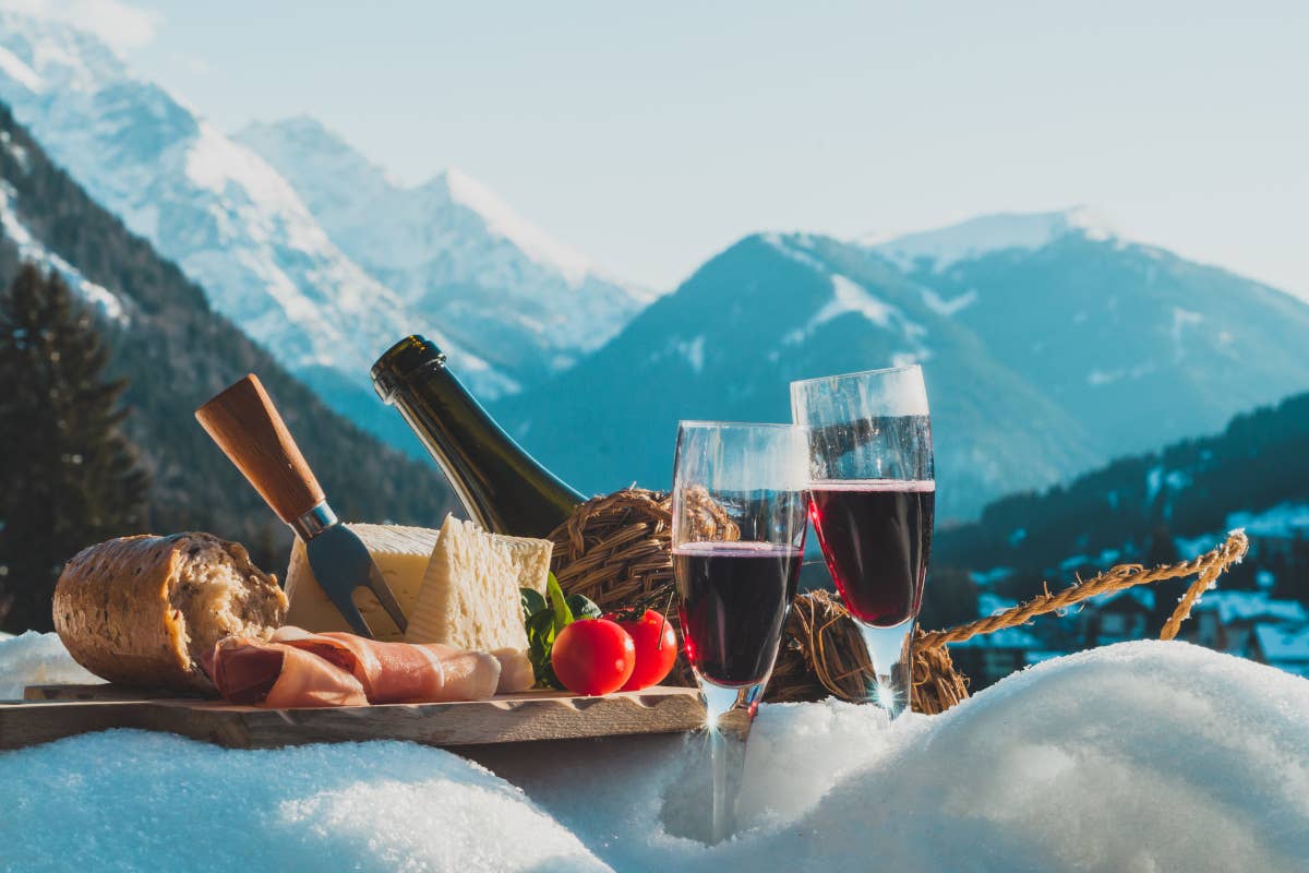 Vacanze sulla neve: si scelgono le montagne italiane, con sfumature enogastronomiche