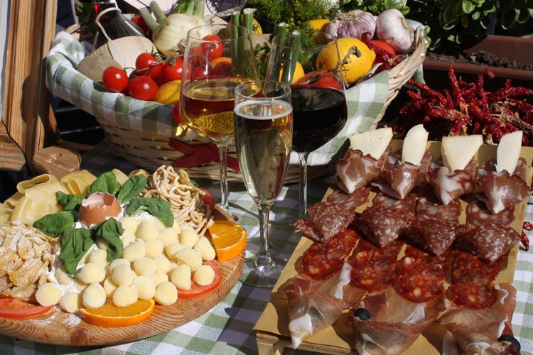 Vino, salumi e formaggi sono tra i souvenir preferiti (Cibo come souvenir Lo scelgono  4 italiani su 10)